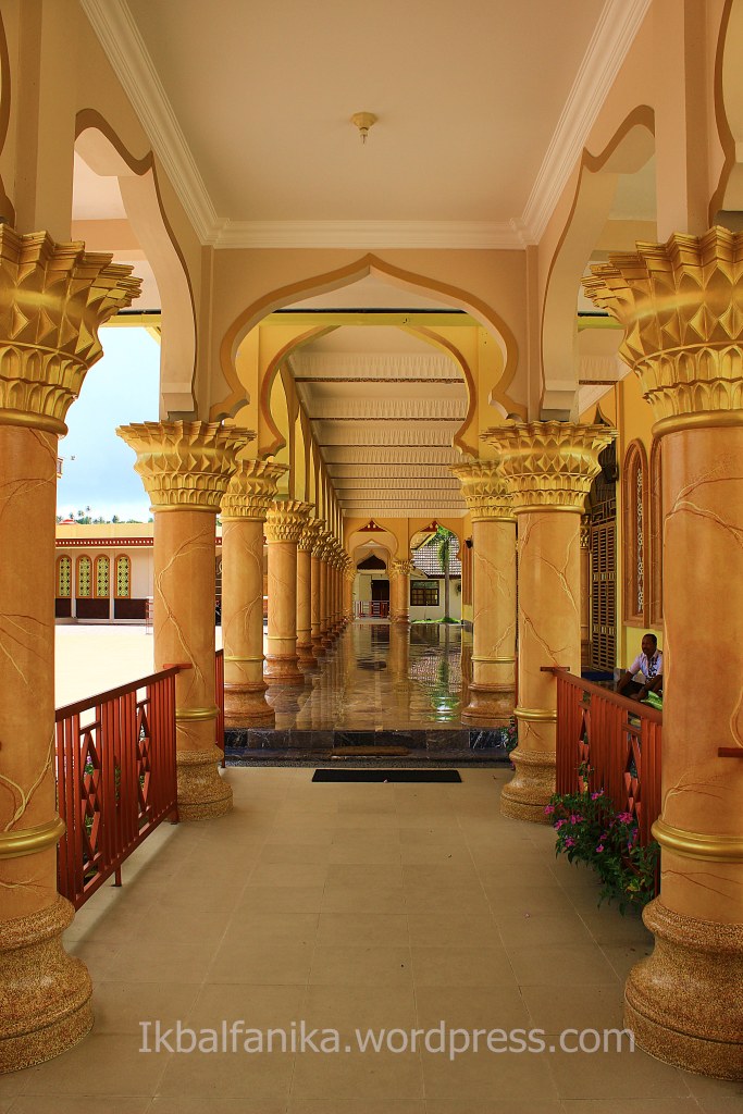 Koridor yang menghububgkan antara tempat wudu dan masjid.