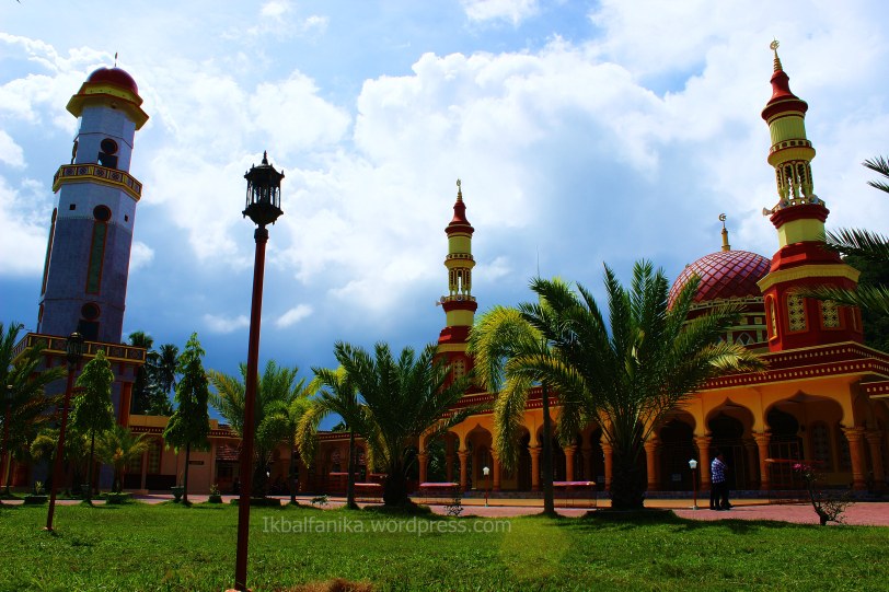 Menara Masjid yang terpisah dari bangunan utama jika dilihat  dari arah Selatan.